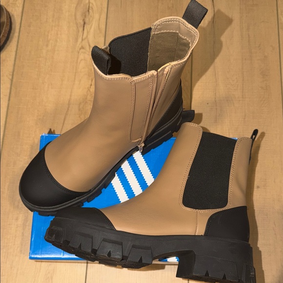 Tan and Black Women's Chelsea Boots - Picture 5 of 5